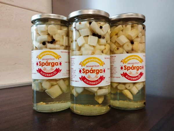 Savanyított fehér spárga darabolt