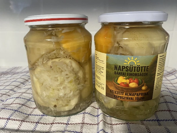 Felezett almapaprika káposztával töltve