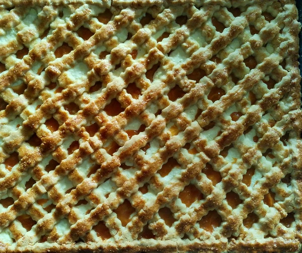 Túrós-rácsos-őszibarackos pite