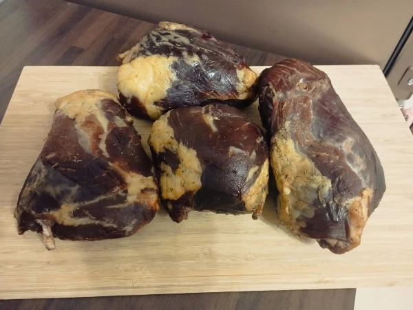 Mangalica füstölt dió, felsál (kb. 0,6-1,1 kg)