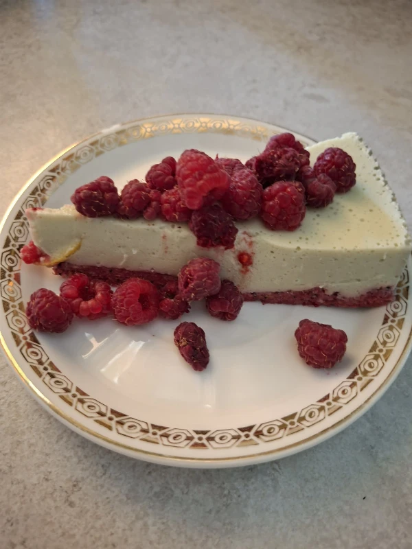Málnás-matcha teás joghurt torta